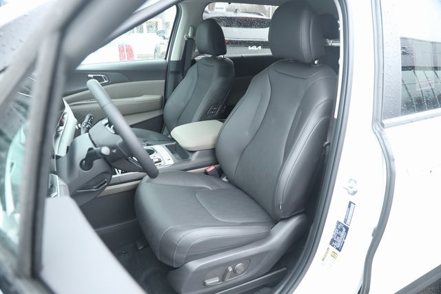 2025 Kia Carnival EX photo 2