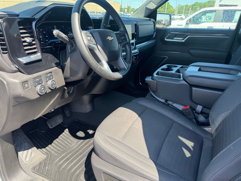 2024 Chevrolet Silverado 1500 LT photo 9