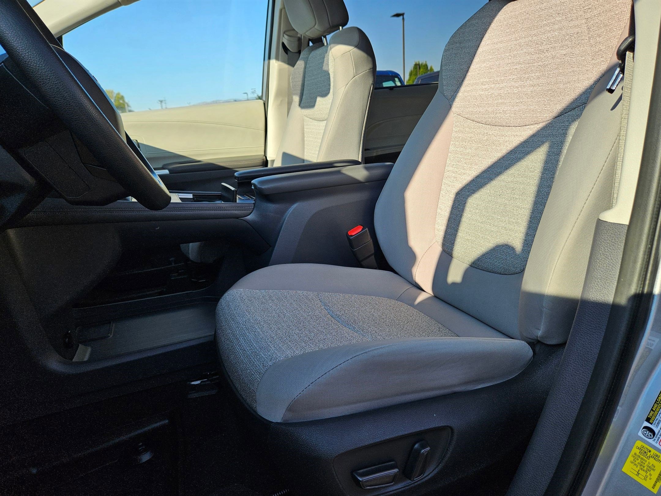 2023 Toyota Sienna LE photo 14