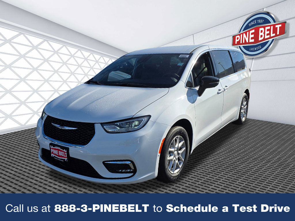 2026 Chrysler Pacifica Select's photo