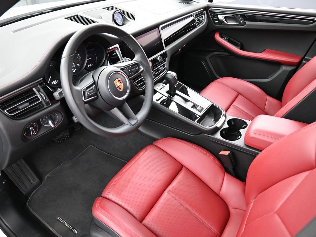 2025 Porsche Macan Base photo 3