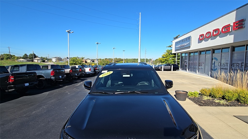 2025 Jeep Grand Cherokee Limited photo 2