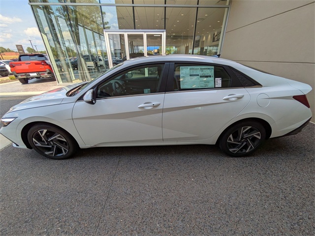 2025 Hyundai Elantra SEL Convenience photo 2
