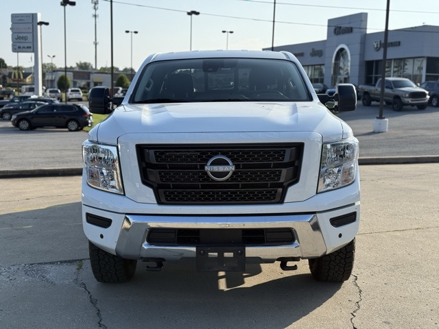 2023 Nissan Titan SV photo 2