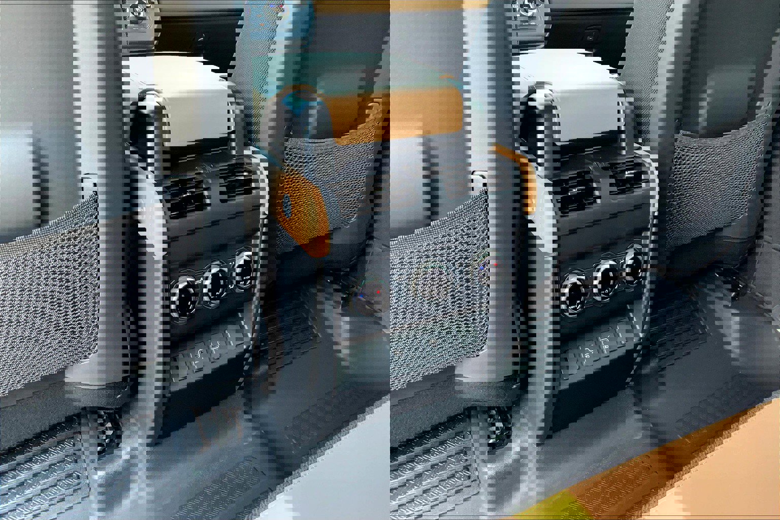 2025 Land Rover Defender 130 V8 photo 12