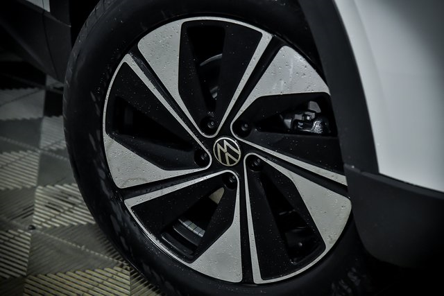 2025 Volkswagen Taos SE photo 3