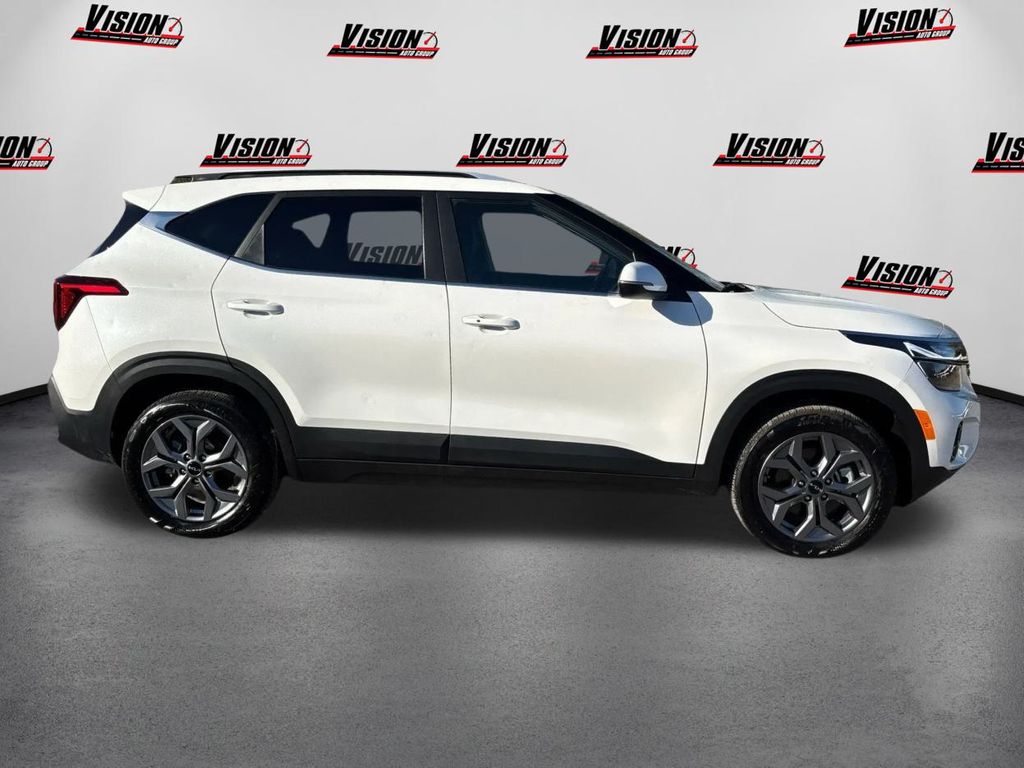 2024 Kia Seltos S photo 4