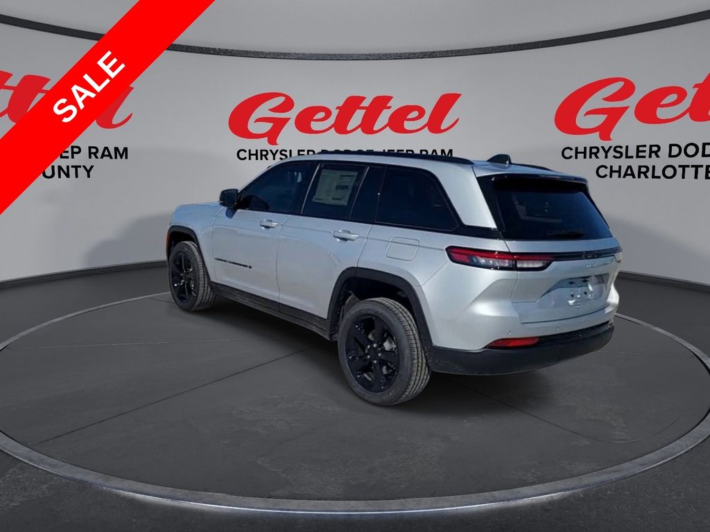 2025 Jeep Grand Cherokee Laredo Altitude photo 6