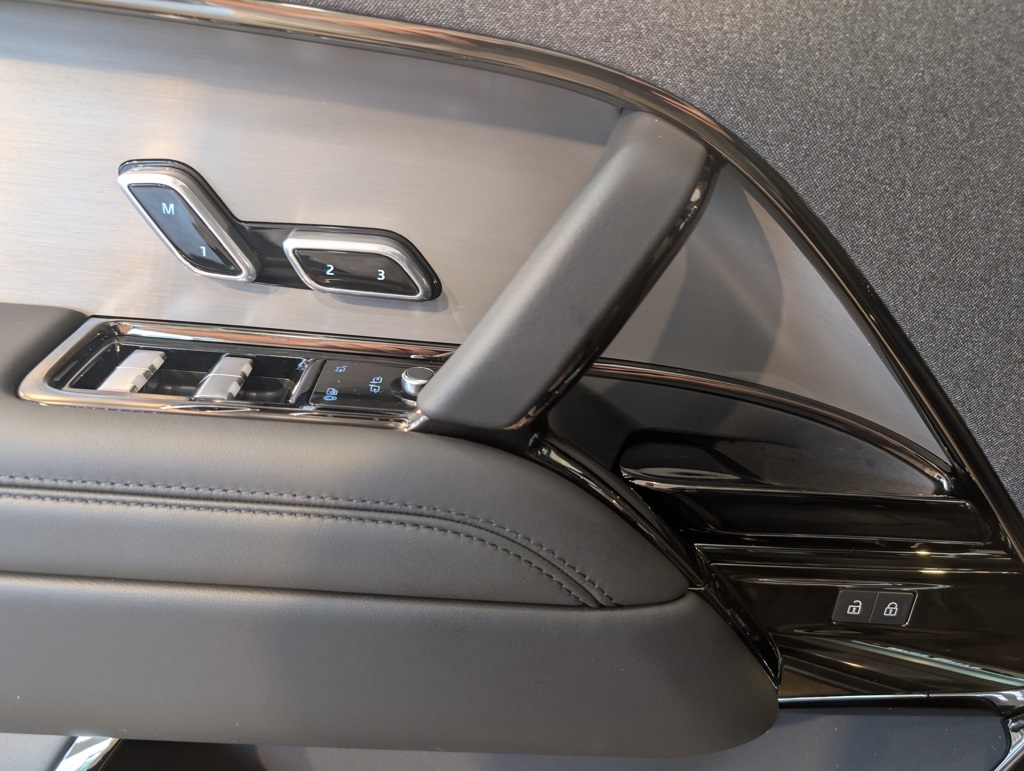 2025 Land Rover Range Rover Sport SE photo 8