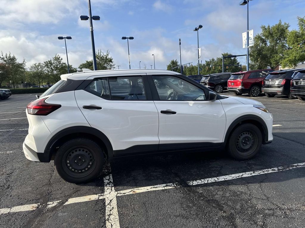 2022 Nissan Kicks S photo 3