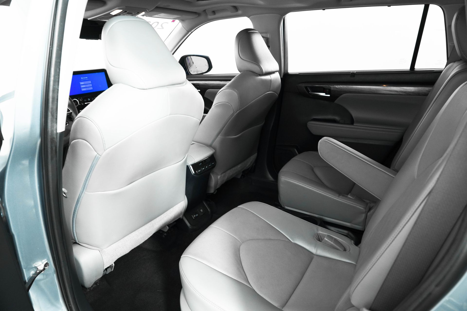 2023 Toyota Highlander L photo 13