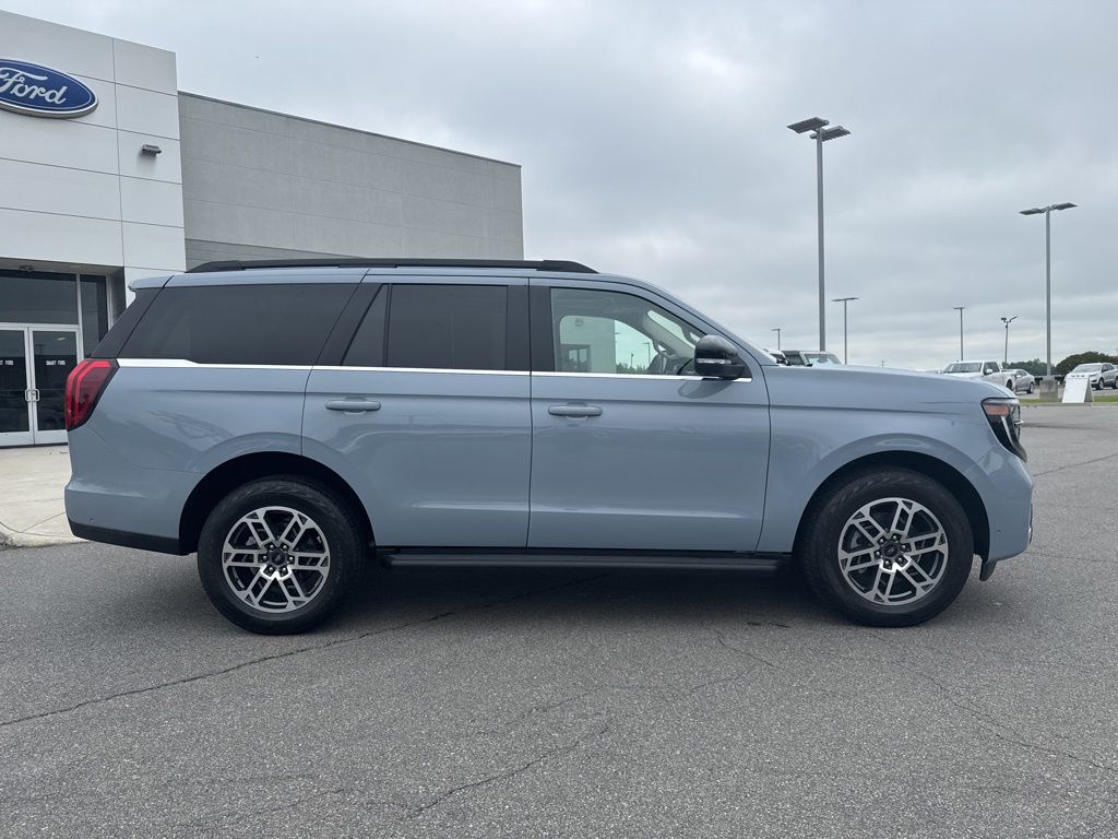 2025 Ford Expedition photo 2