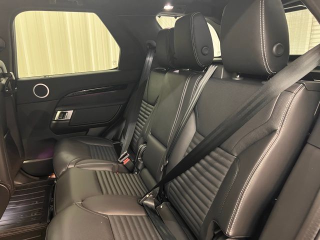 2025 Land Rover Discovery S photo 14