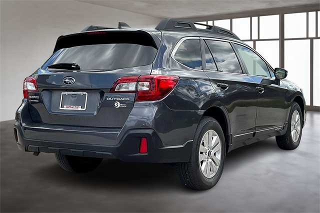2018 Subaru Outback 2.5i Premium photo 3