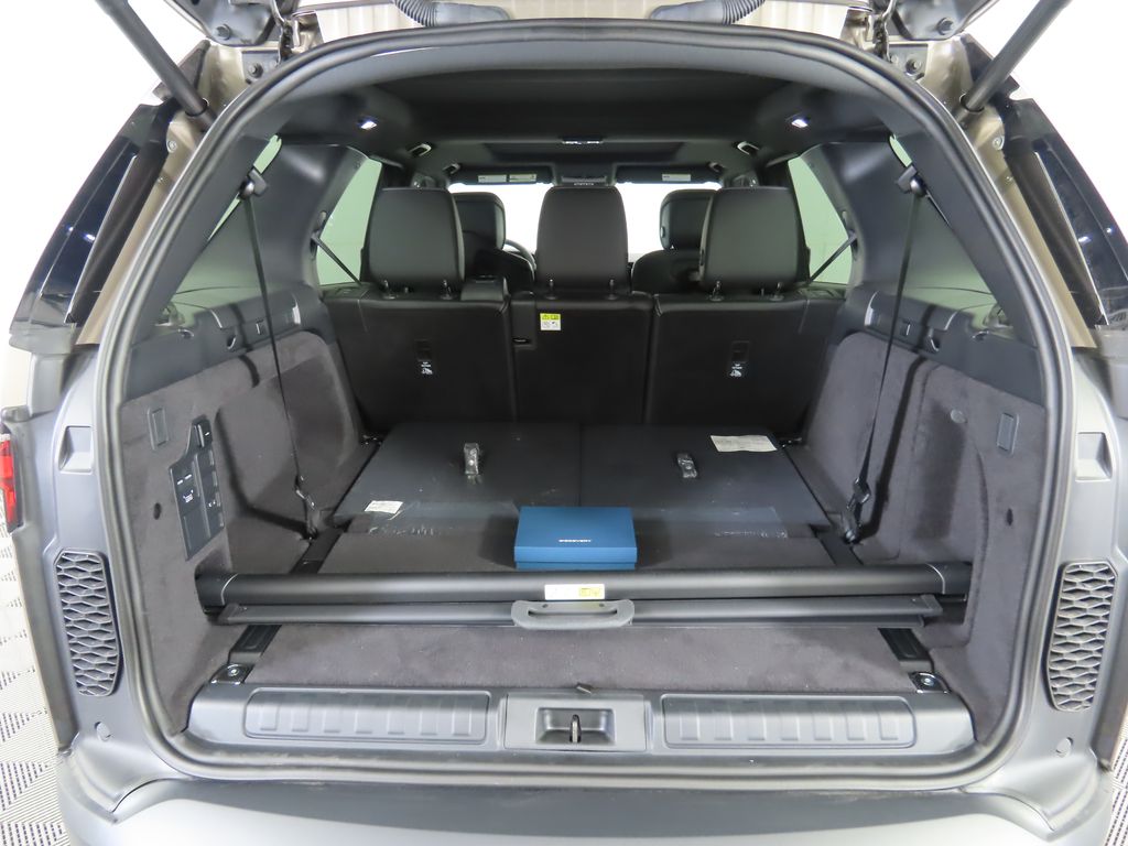 2025 Land Rover Discovery S photo 28