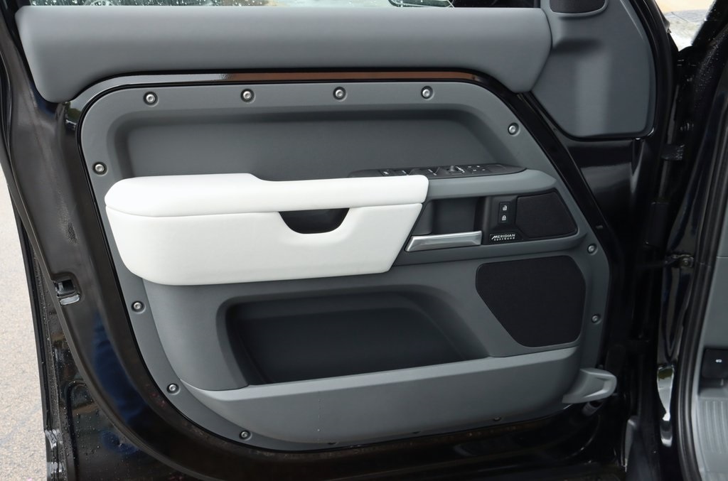 2025 Land Rover Defender 110 X-Dynamic SE photo 9