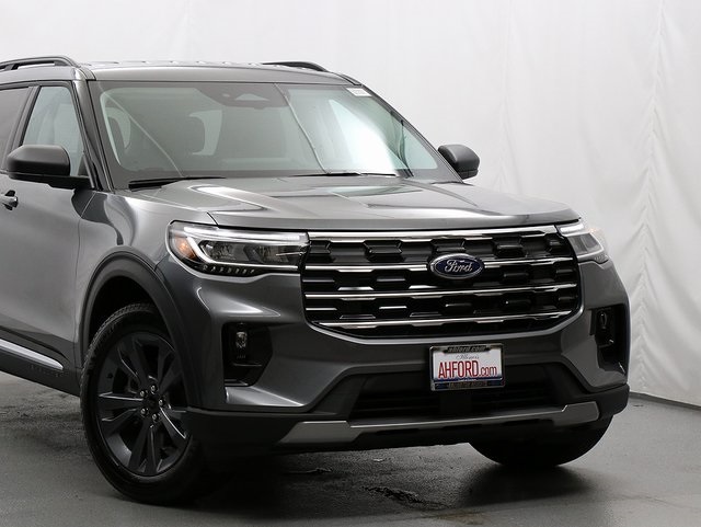 2025 Ford Explorer photo 2