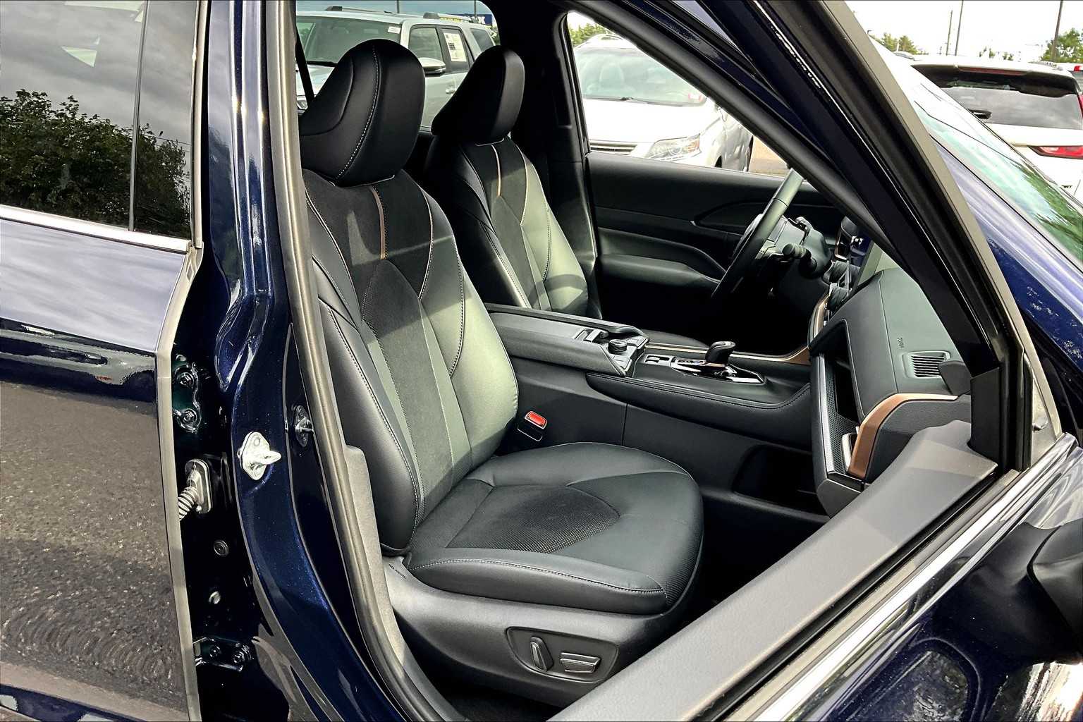 2024 Toyota Highlander Hybrid Platinum photo 7