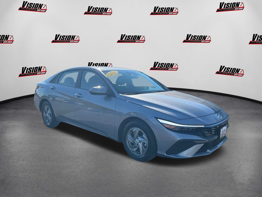 2025 Hyundai Elantra SE photo 3