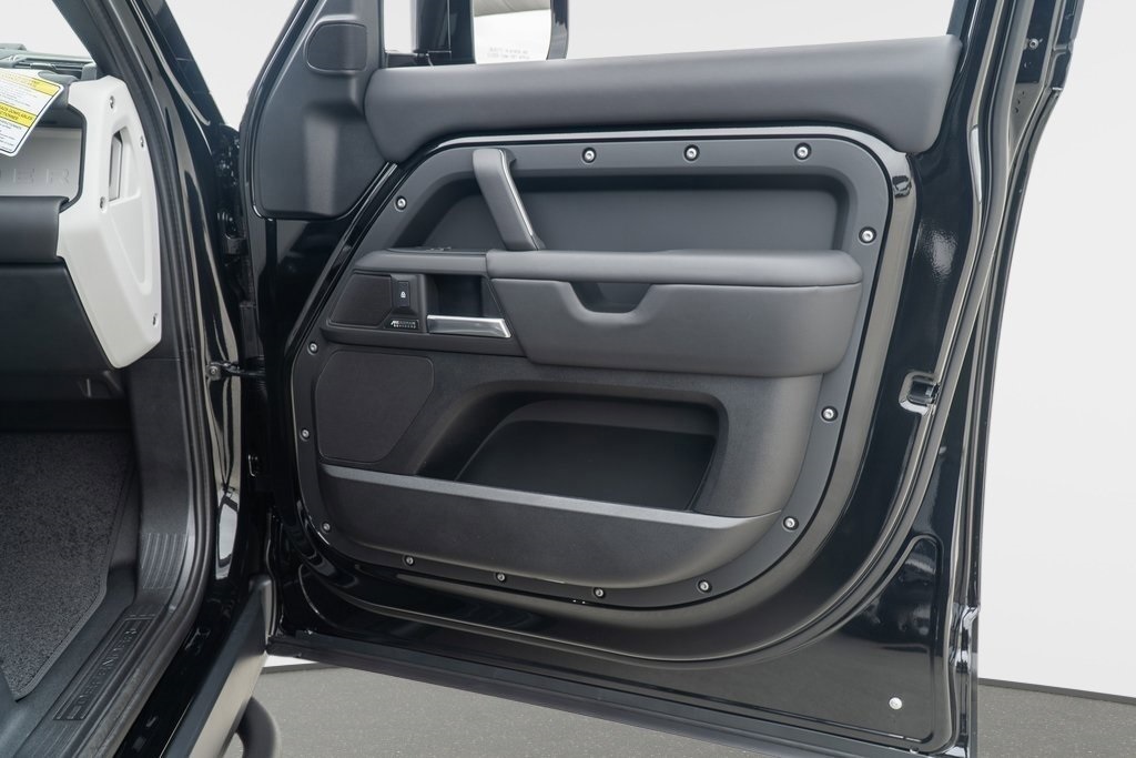2025 Land Rover Defender 130 X-Dynamic SE photo 15