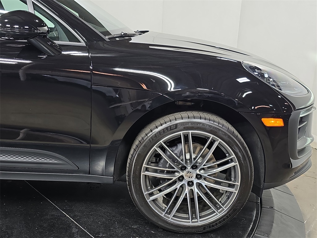 2026 Porsche Macan T photo 11