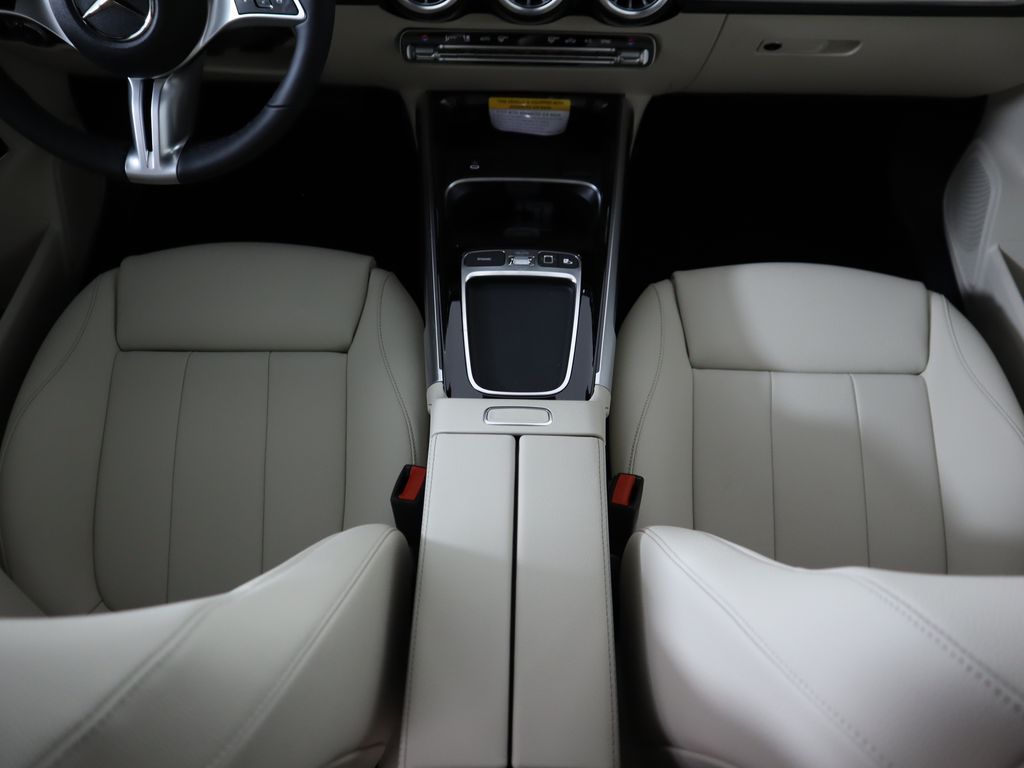 2025 Mercedes Benz GLB 250 photo 16