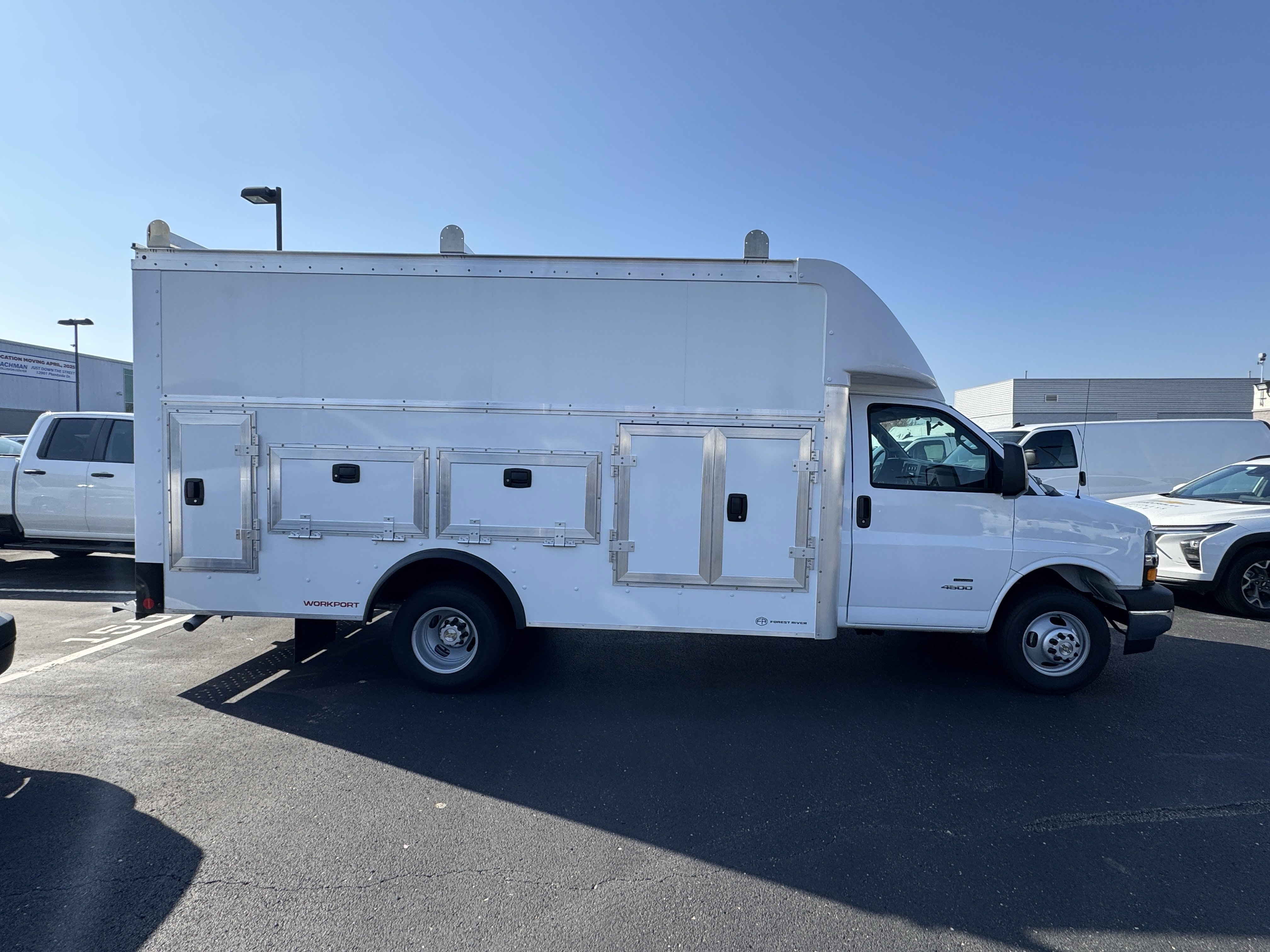 2025 Chevrolet Express Cutaway 3500 photo 2