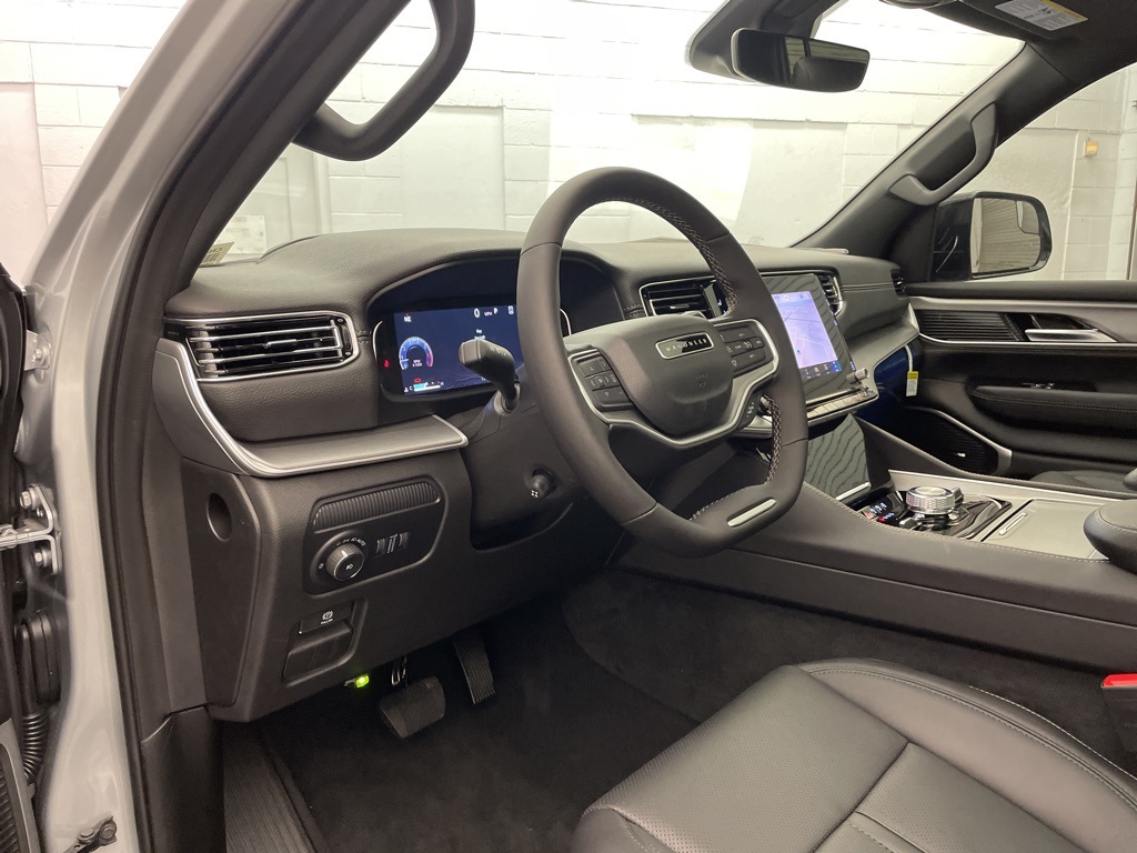2025 Jeep Wagoneer L Series II photo 12