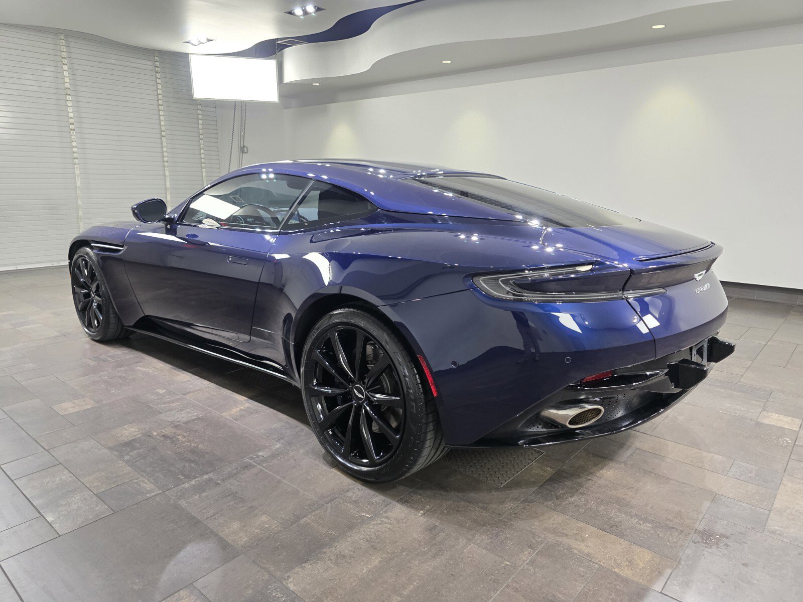 2019 Aston Martin DB11 AM5 photo 2