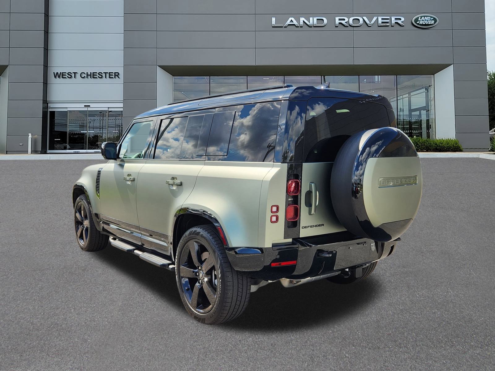 2025 Land Rover Defender 110 X-Dynamic SE photo 3