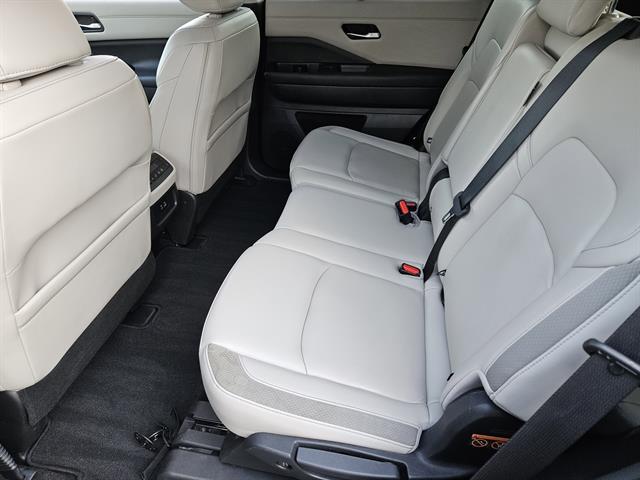 2023 Nissan Pathfinder SL photo 17