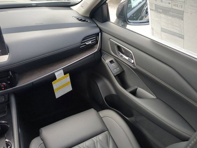 2025 Nissan Rogue Platinum photo 17