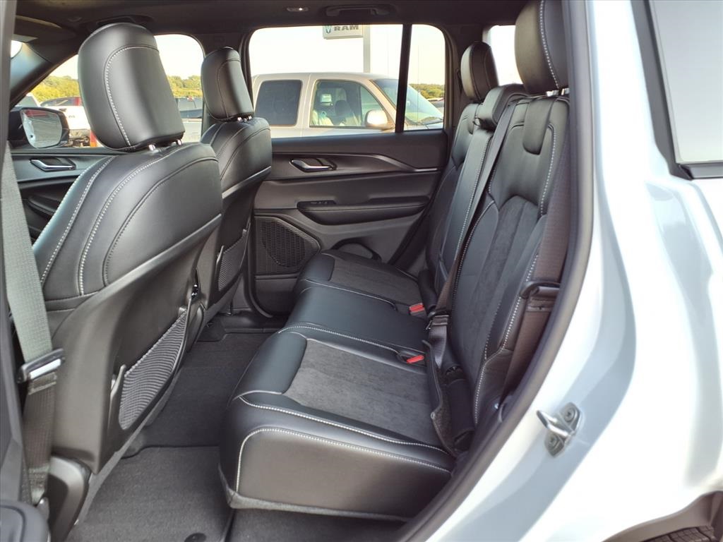 2025 Jeep Grand Cherokee Altitude photo 14