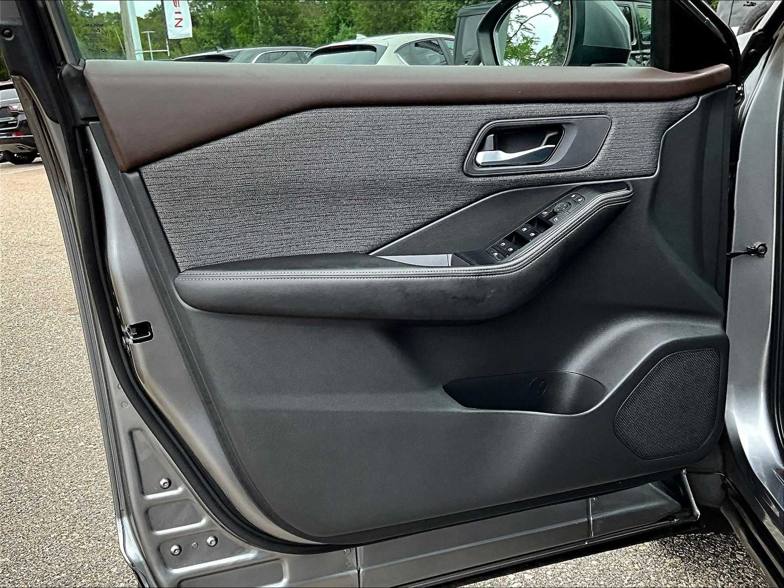 2022 Nissan Rogue SV photo 8
