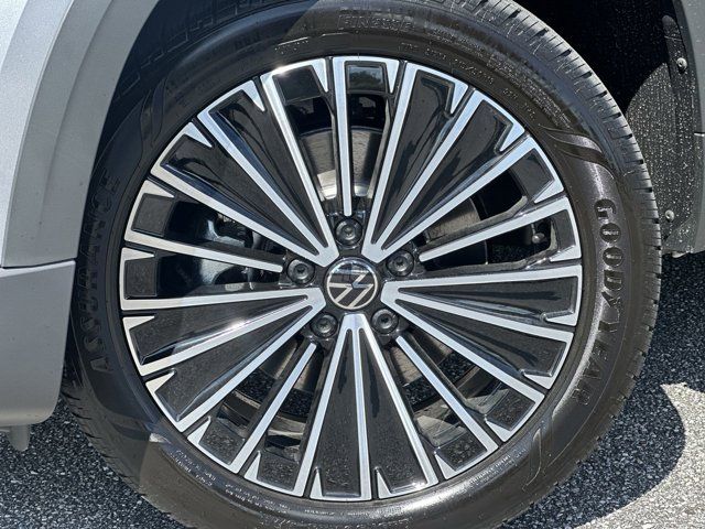 2025 Volkswagen Taos SE photo 2