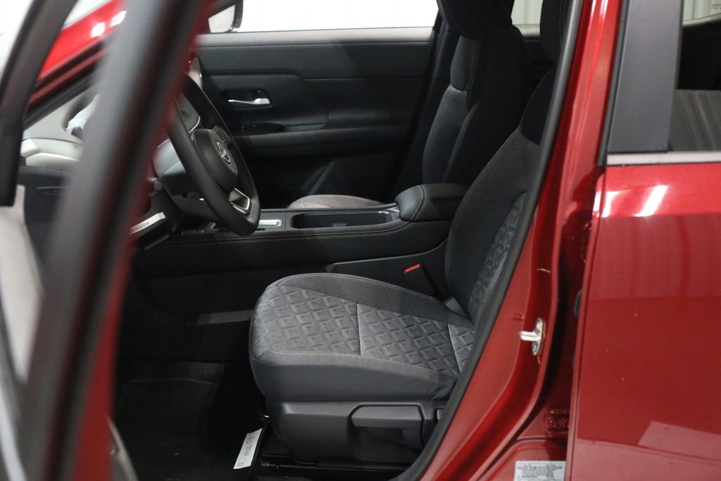 2025 Nissan Kicks SV photo 8