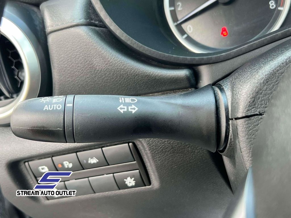 2025 Nissan Versa 1.6 S photo 17