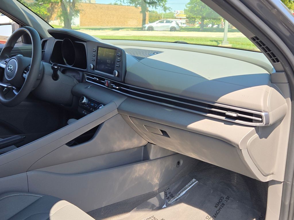 2023 Hyundai Elantra SEL photo 4