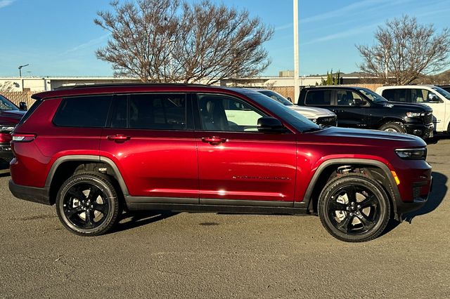 2025 Jeep Grand Cherokee Altitude photo 3
