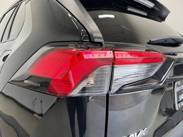 2021 Toyota RAV4 LE photo 32