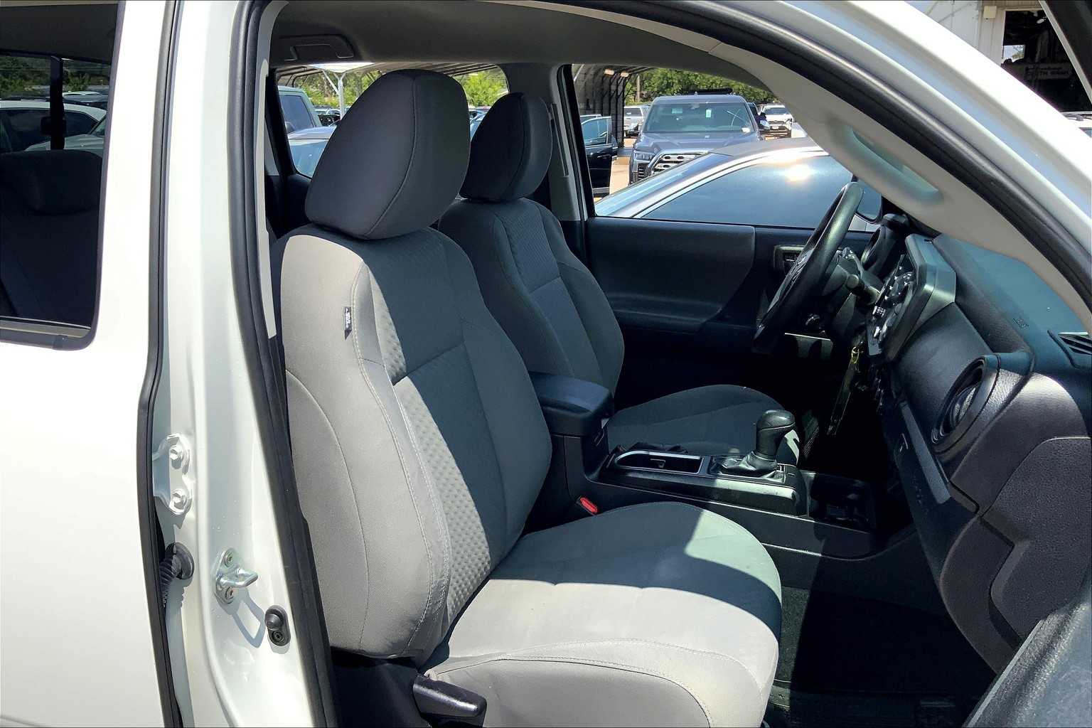2023 Toyota Tacoma SR 4x4 photo 8