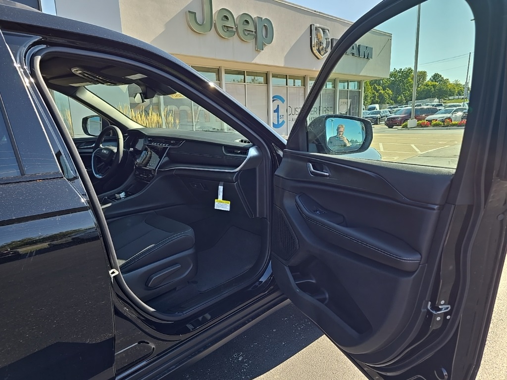2025 Jeep Grand Cherokee Laredo X photo 17