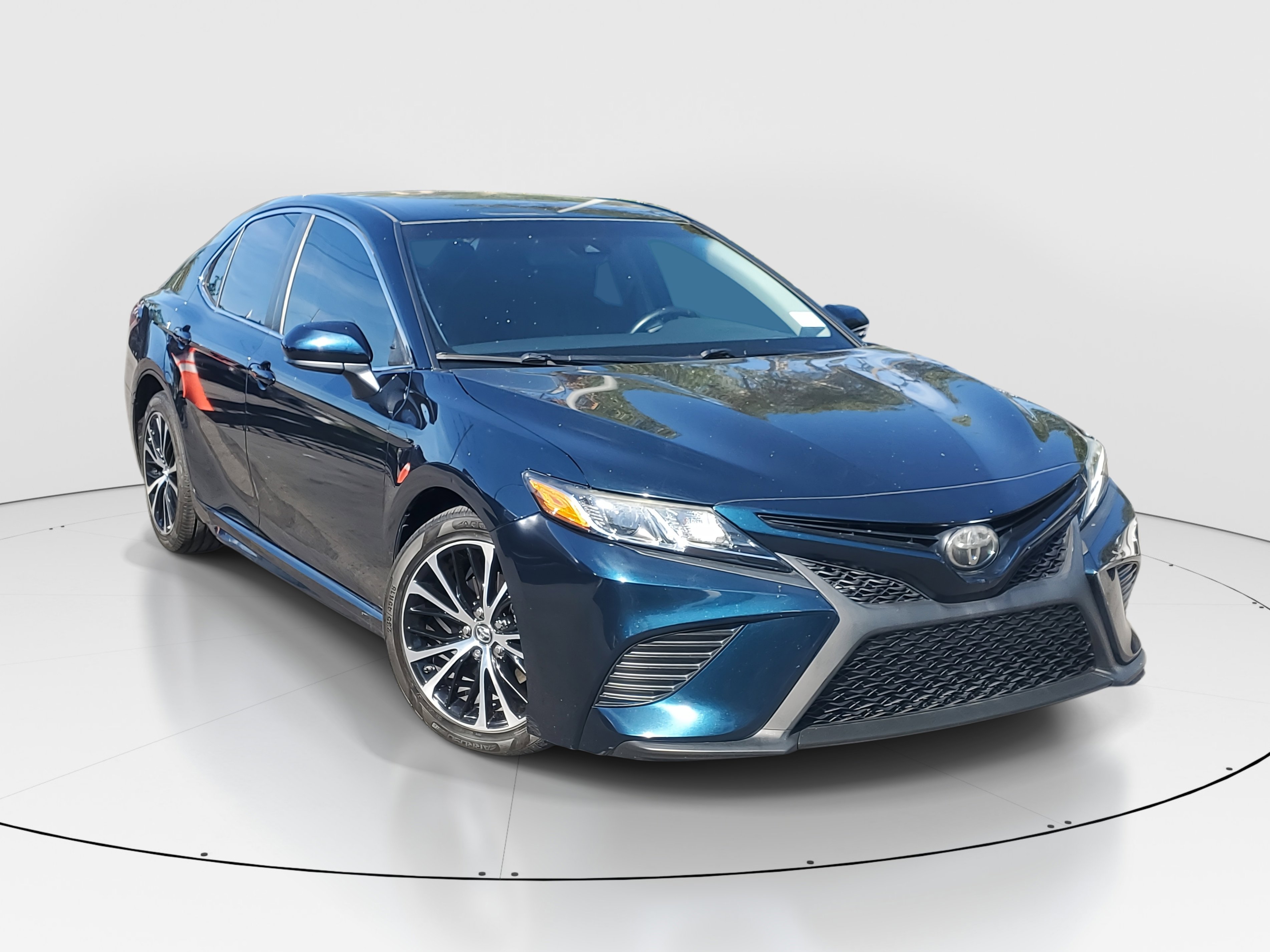 2018 Toyota Camry SE photo 2