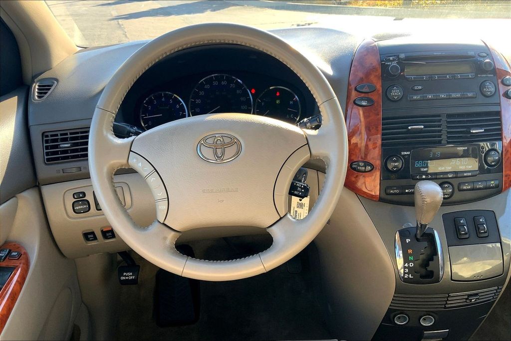 2008 Toyota Sienna XLE photo 4
