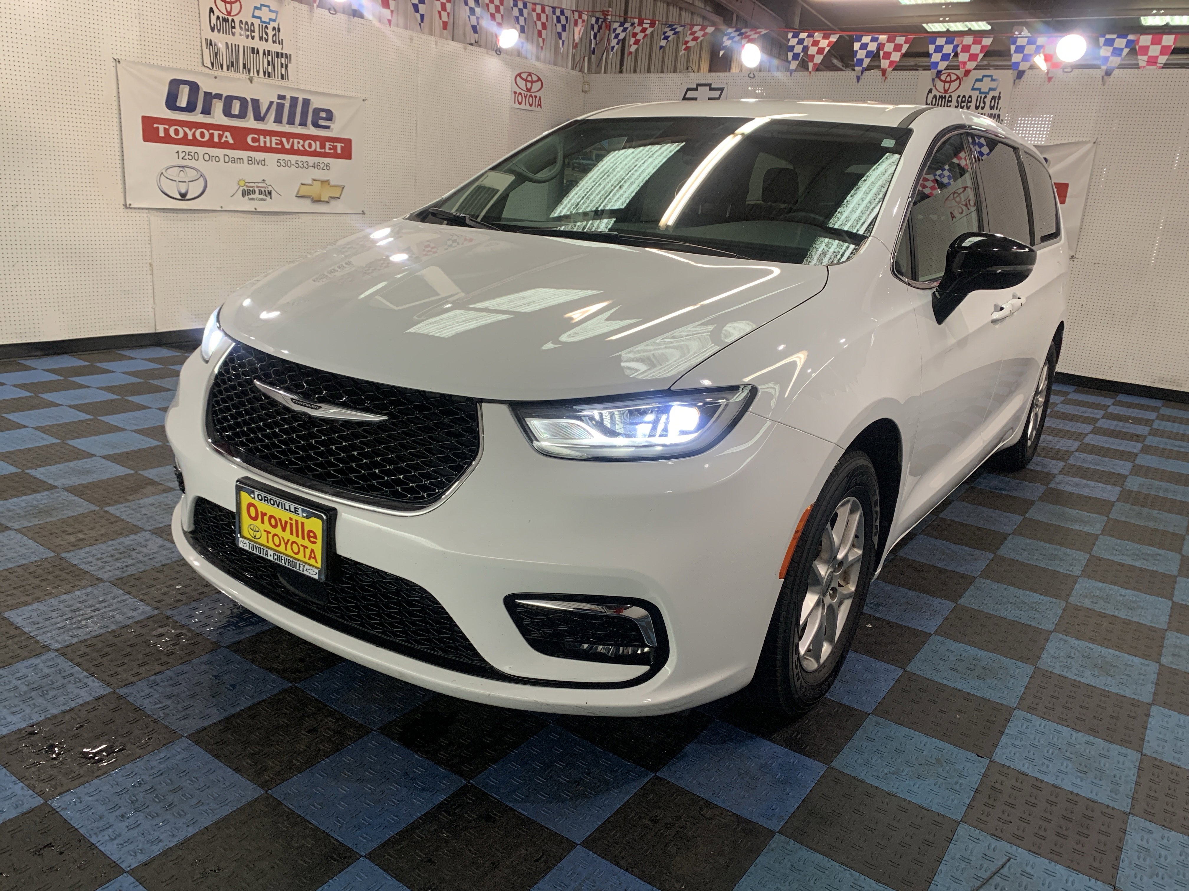 2024 Chrysler Pacifica Touring L's photo