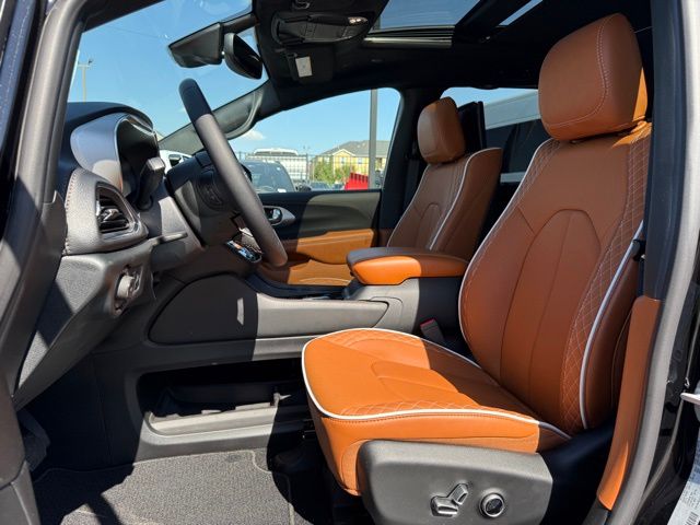 2026 Chrysler Pacifica Pinnacle photo 6