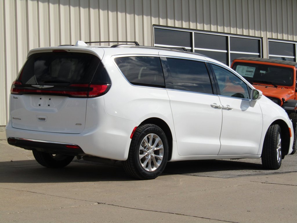 2022 Chrysler Pacifica Touring L photo 2