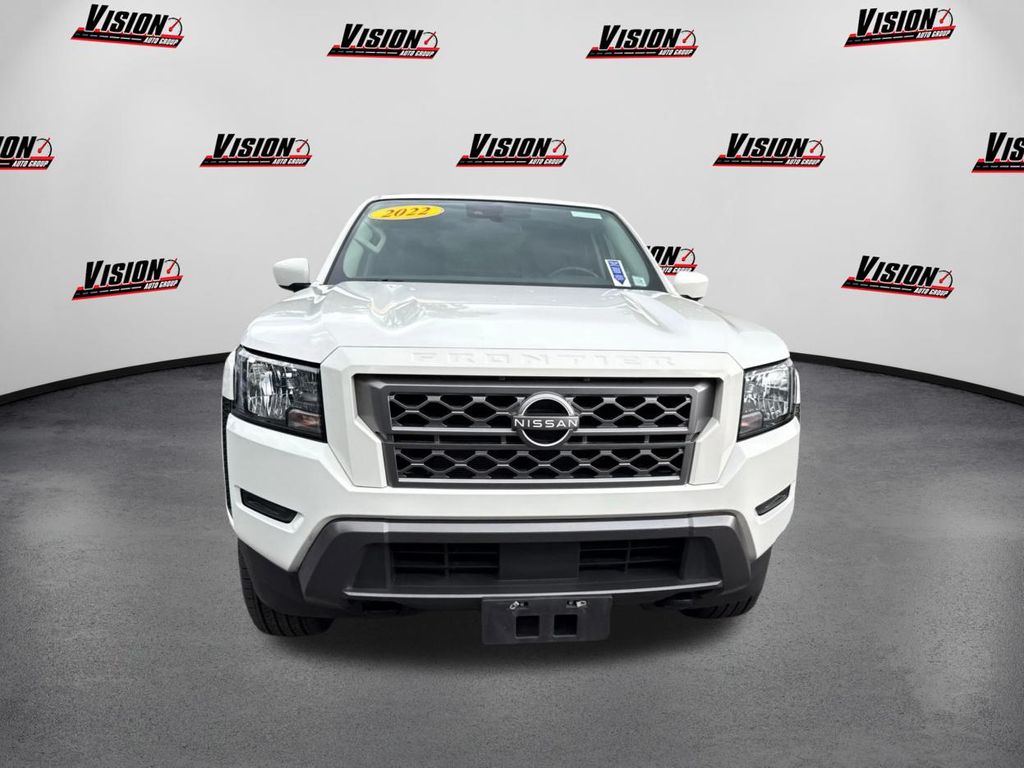 2022 Nissan Frontier SV photo 2
