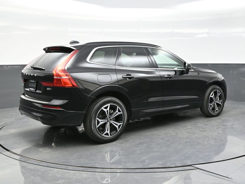 2022 Volvo XC60 B5 Momentum photo 5