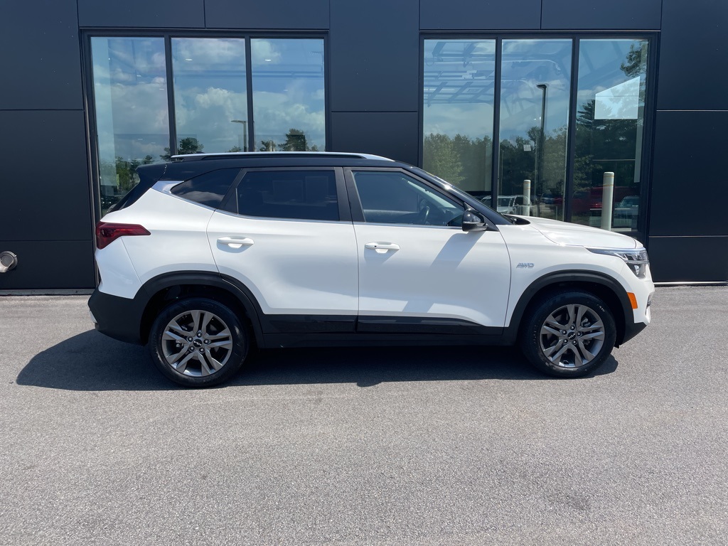 2023 Kia Seltos S photo 2